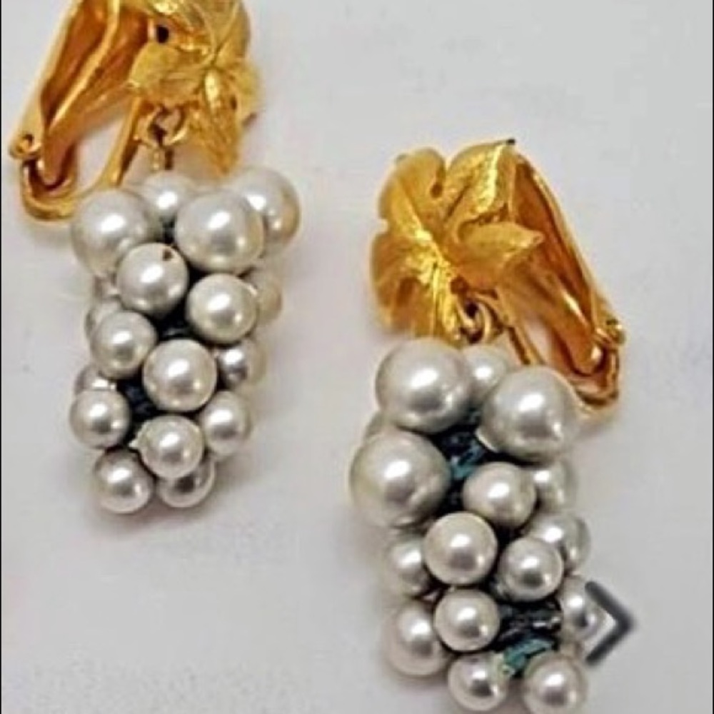 Vintage gold tone faux pearl earrings. Grape clusters.